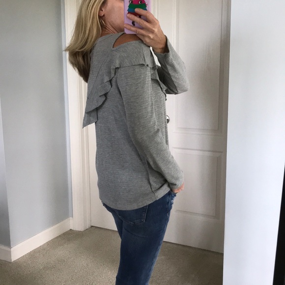 ♥️1 SM 1 MED♥️Long Sleeve Cold Shoulder Top - Picture 3 of 8